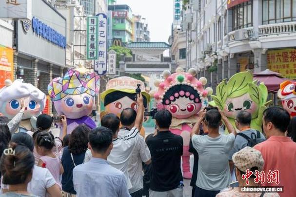 百年骑楼人气旺 广西梧州金秋嘉年华启幕 全民人气
